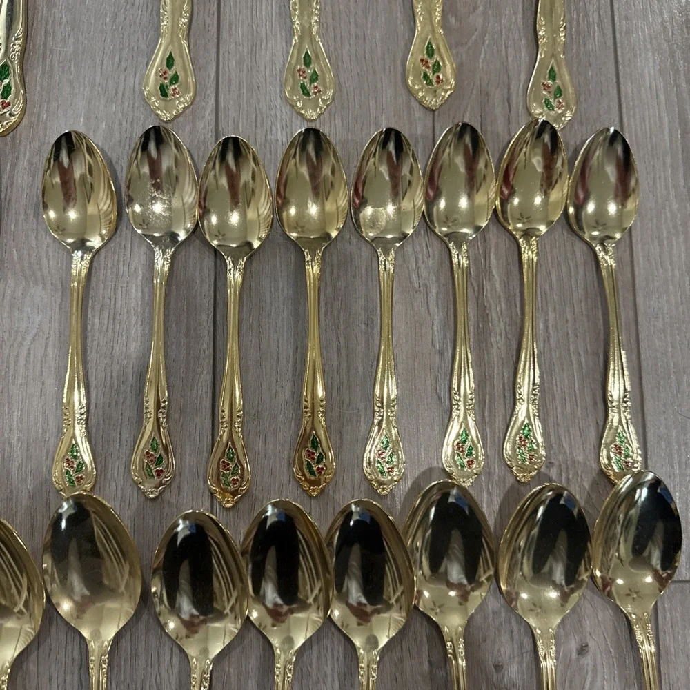 44 PCs HOLLY Yuletide Holly Berry Christmas Gold 8 Place Settings + Serving Pcs